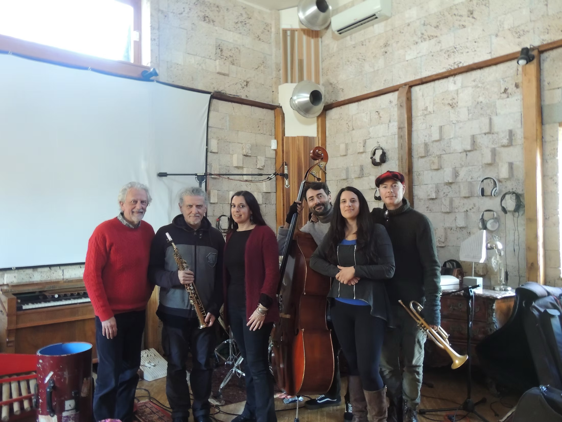 Manuela Iori con spartiti e sintetizzatori