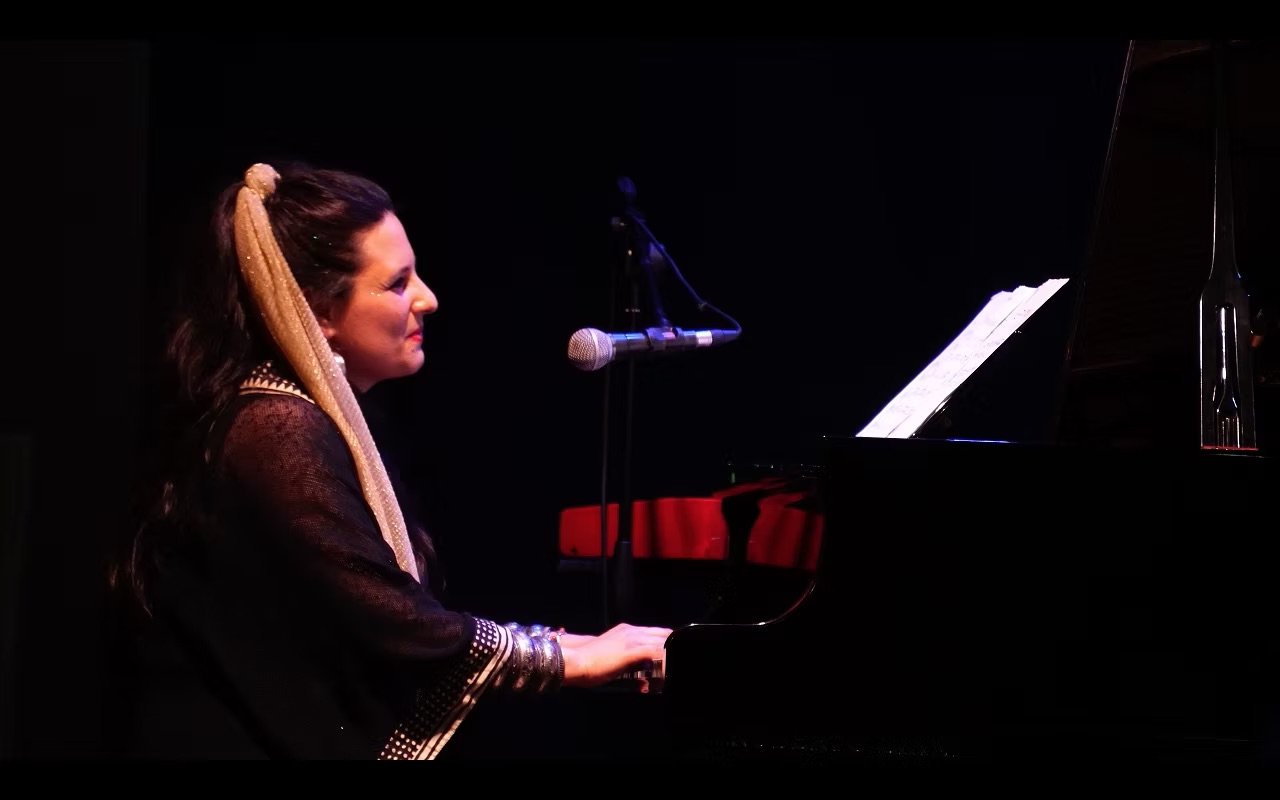 Manuela Iori suona in una sala da concerto