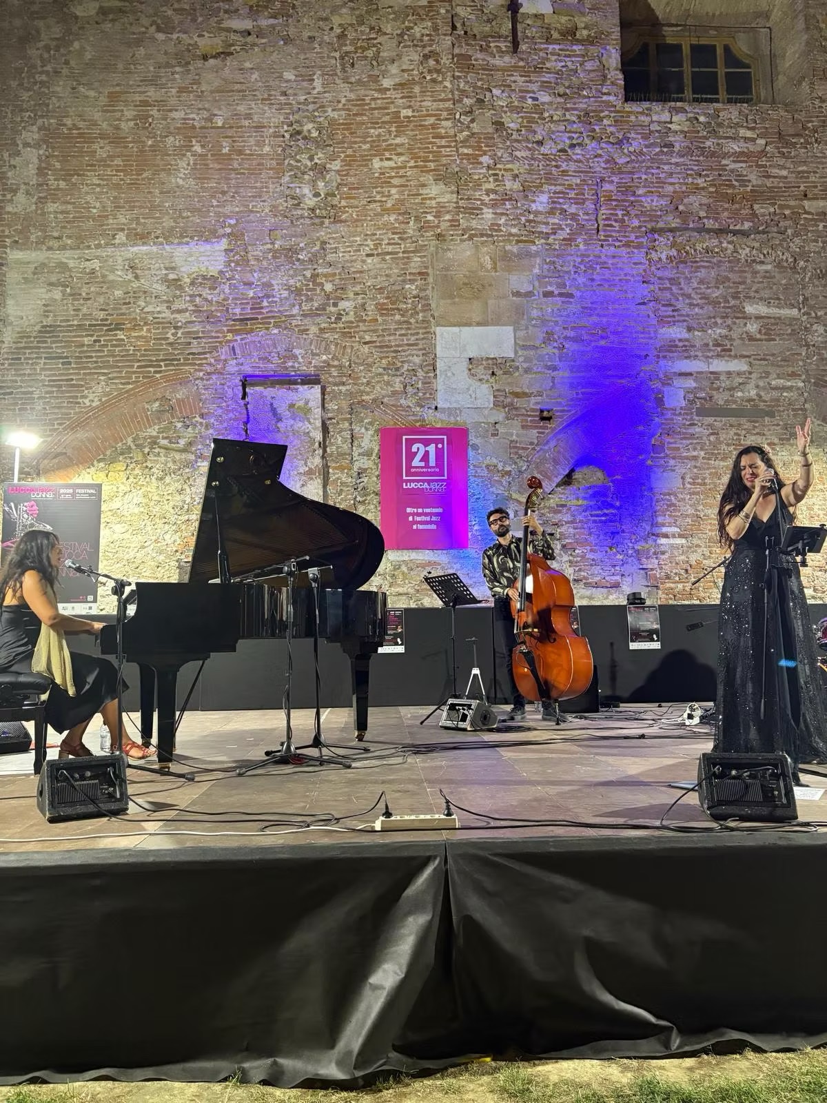 Manuela Iori seduta accanto a sintetizzatori modulari