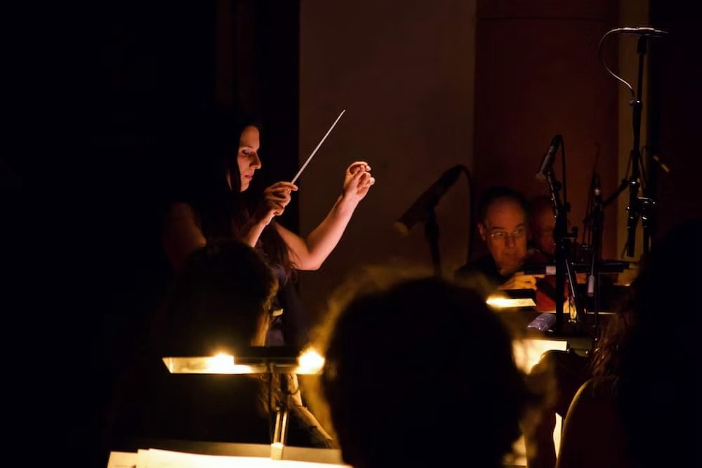 Manuela Iori sul palco con il pubblico in sala