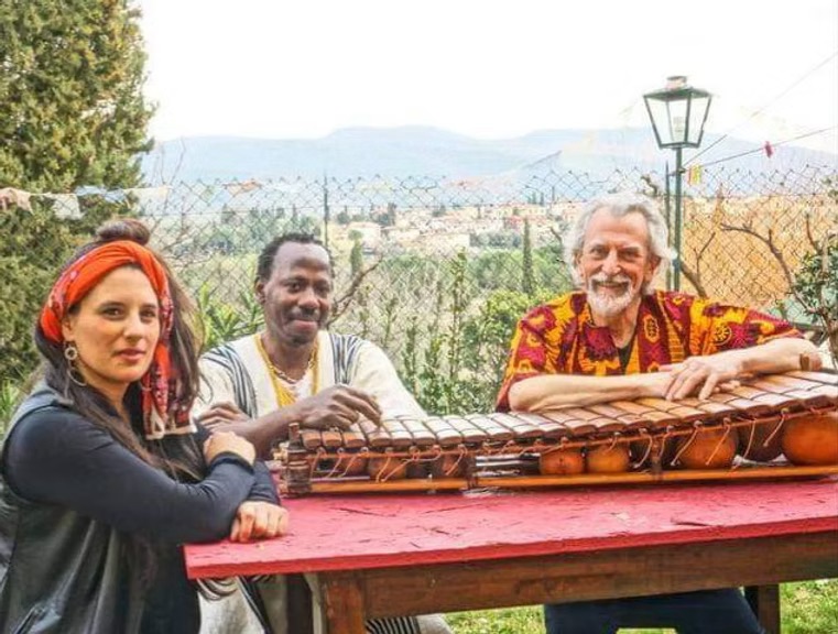 Manuela Iori in una sala di registrazione con microfoni