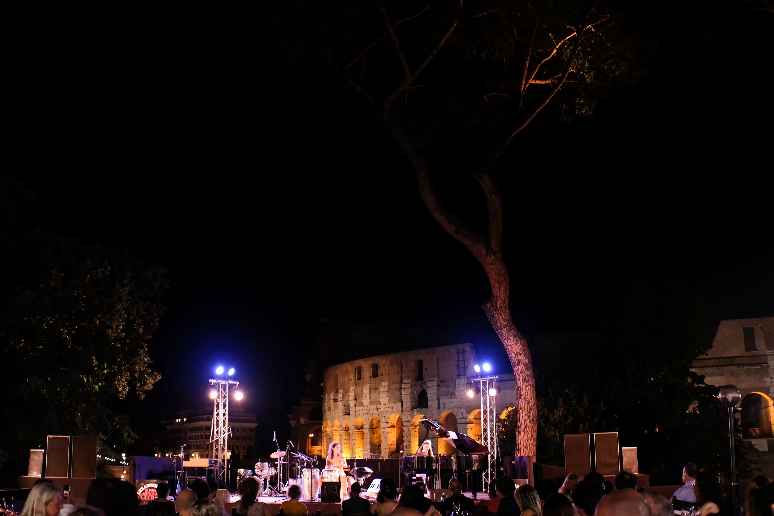 Manuela Iori al lavoro su un computer portatile