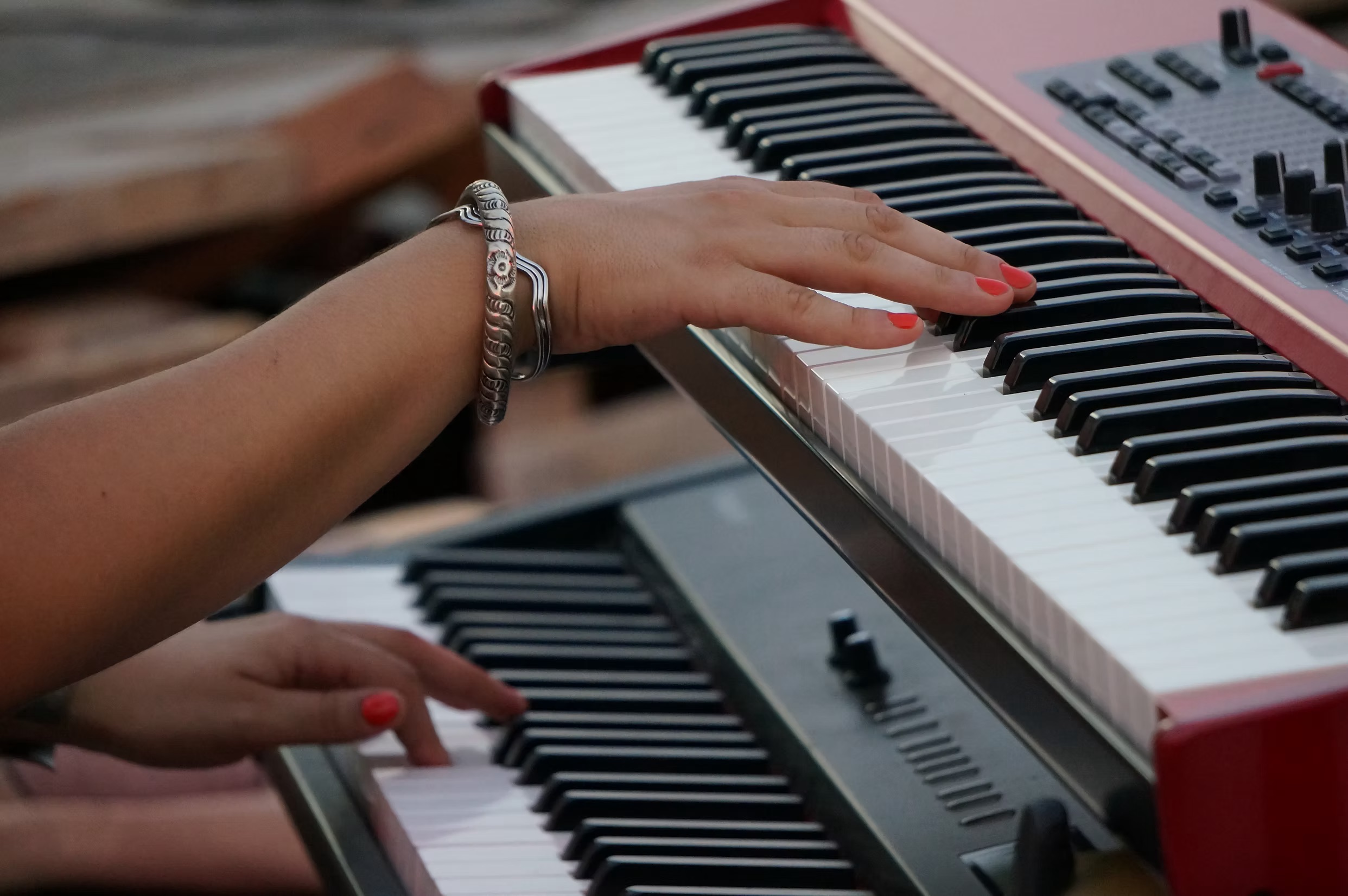 Manuela Iori in control room davanti al mixer