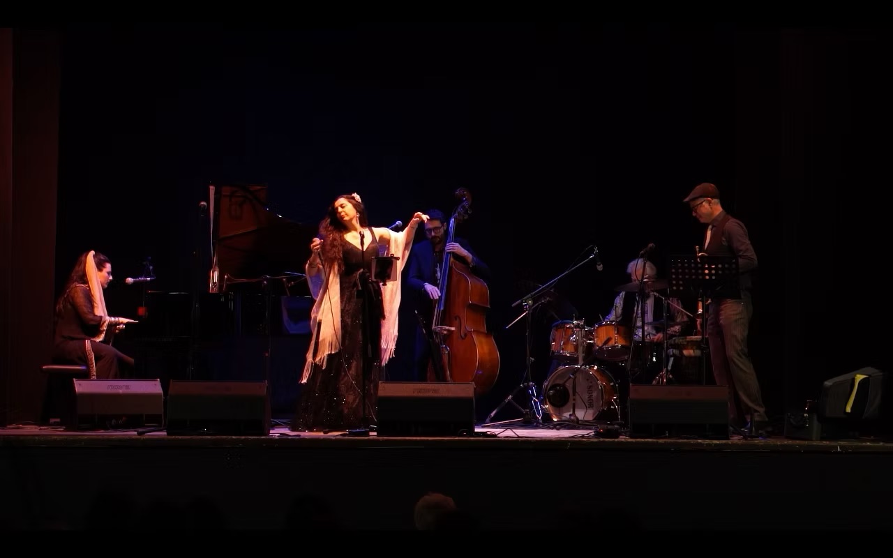 Dettaglio delle mani di Manuela Iori sulla tastiera