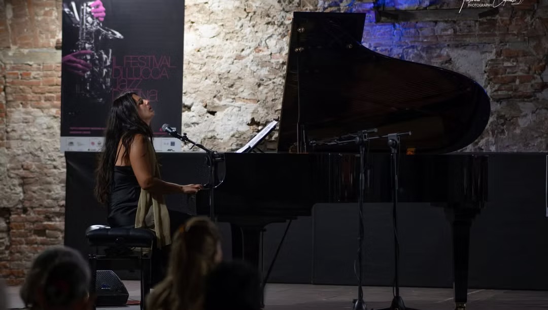 Manuela Iori al pianoforte durante un concerto al Lucca Jazz Donna