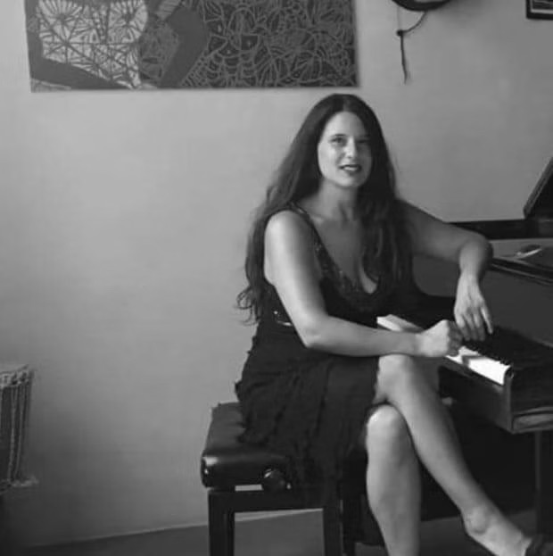 Manuela Iori durante una sessione di registrazione