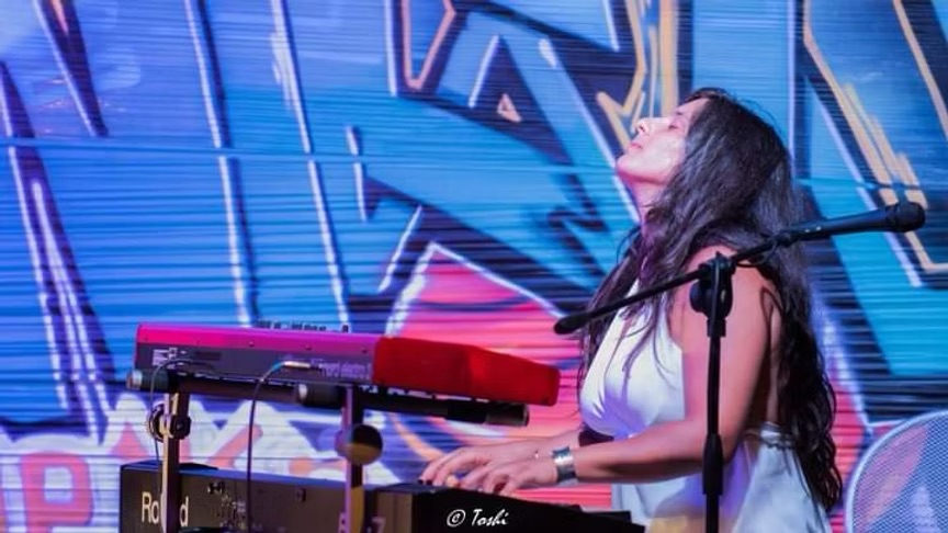 Manuela Iori alla tastiera elettronica