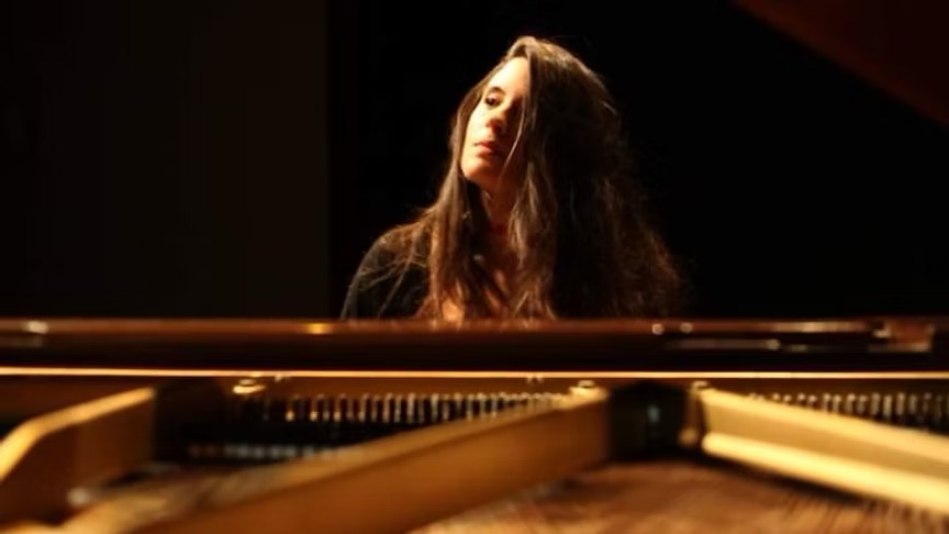 Primo piano di Manuela Iori durante un'intervista