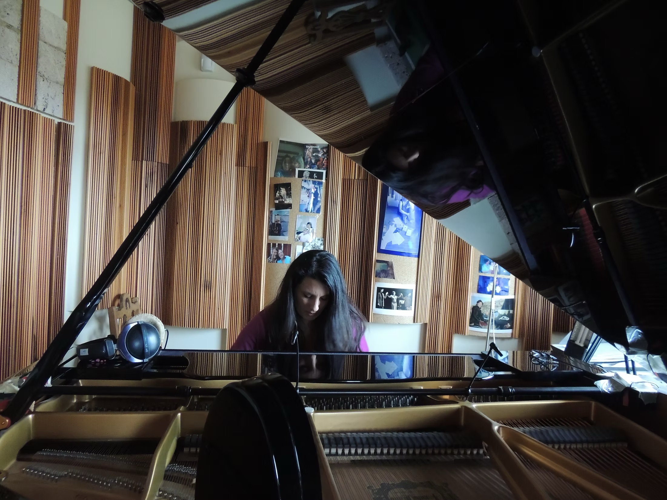Manuela Iori suona il pianoforte in uno studio luminoso