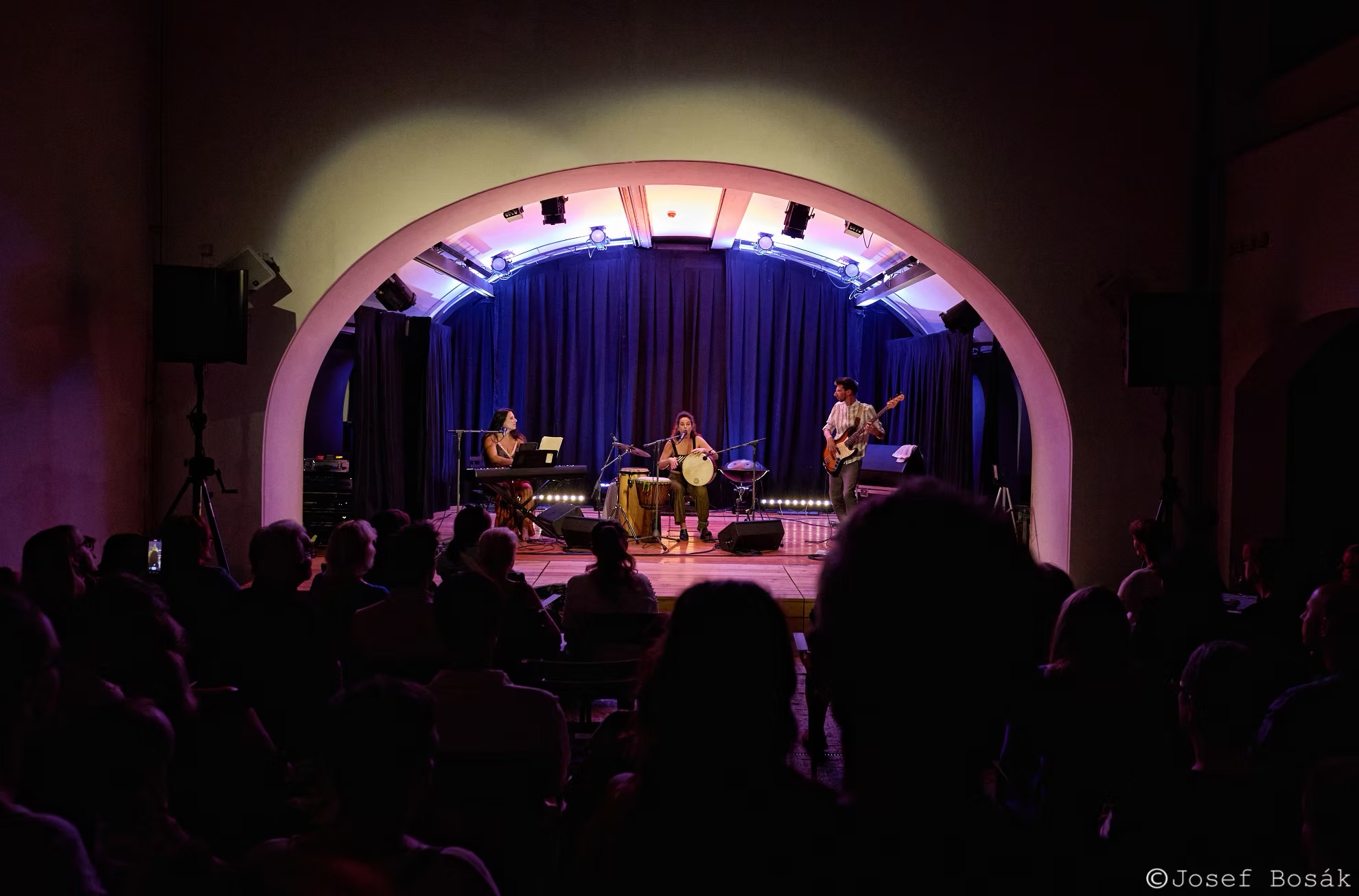 Manuela Iori durante un concerto con illuminazione blu